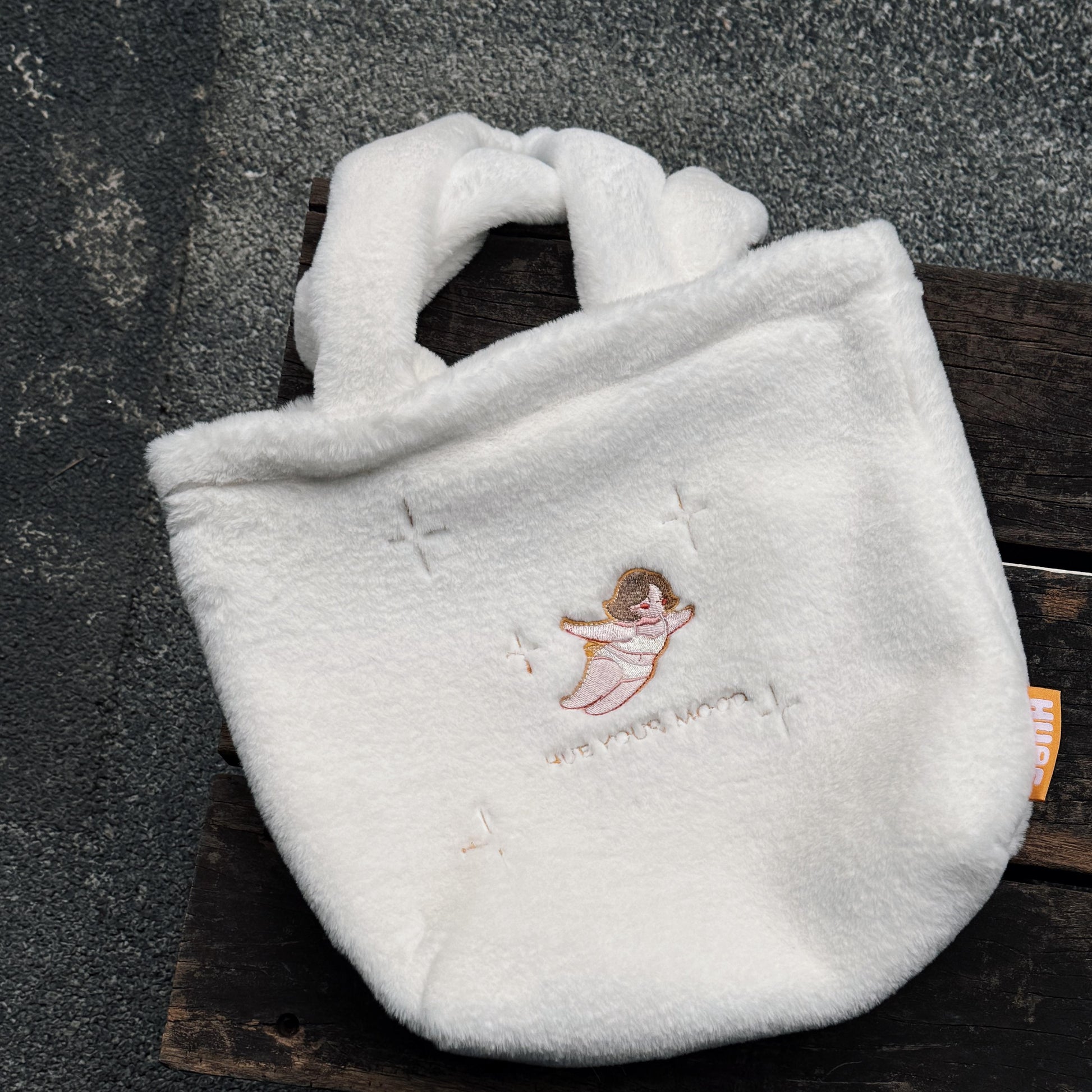 Pure white represents simplicity, purity, and elegance—a timeless color that speaks to a calm, refined, and balanced personality. Inspired by Little Hue’s philosophy of embracing life with joy and confidence, we created the Little Hue Pure White Designer Furry Bag.