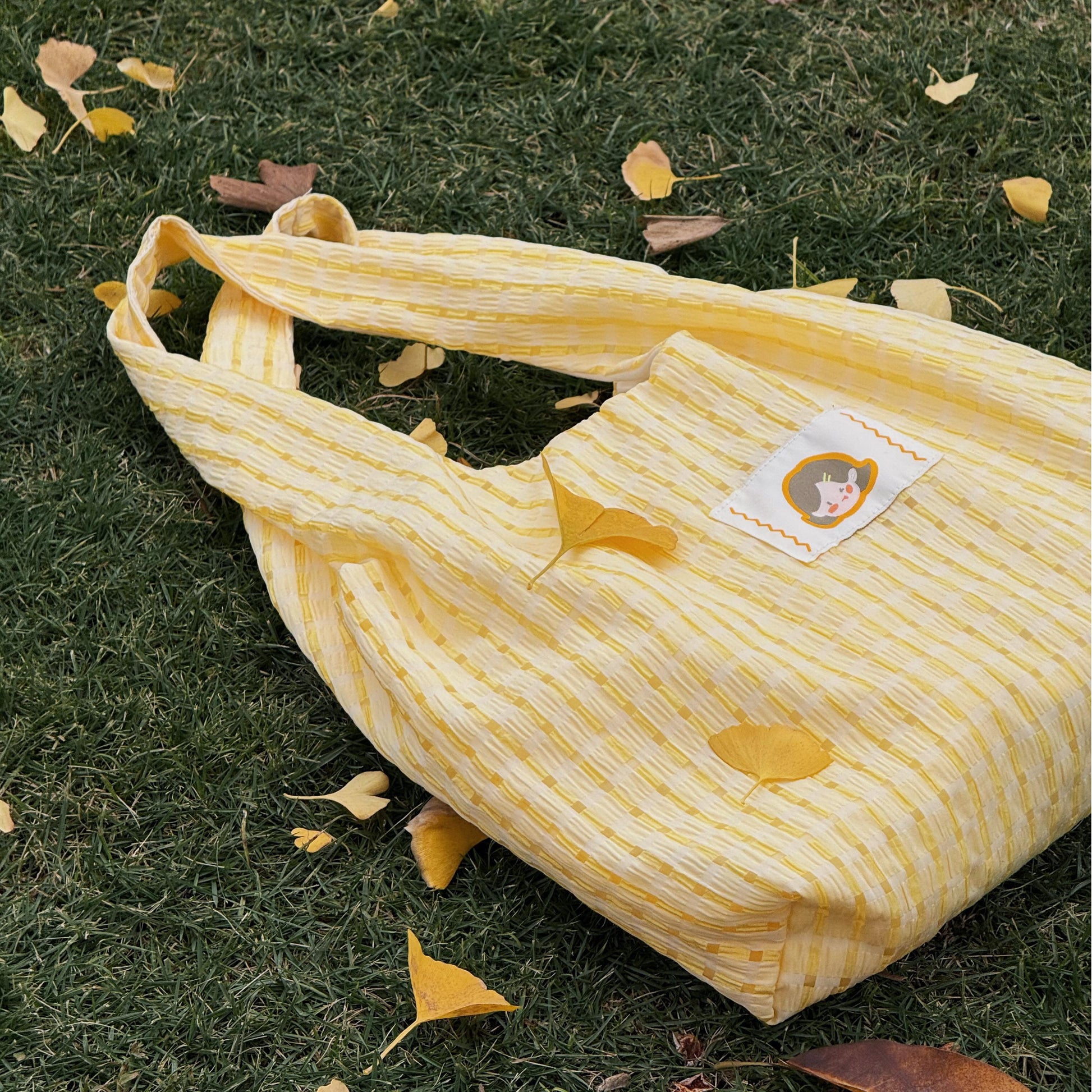 Soft pastel yellow symbolizes warmth, optimism, and creativity—traits that embody a kind, peaceful, and imaginative personality. That’s why we chose this radiant hue for the Little Hue designer canvas bag. 