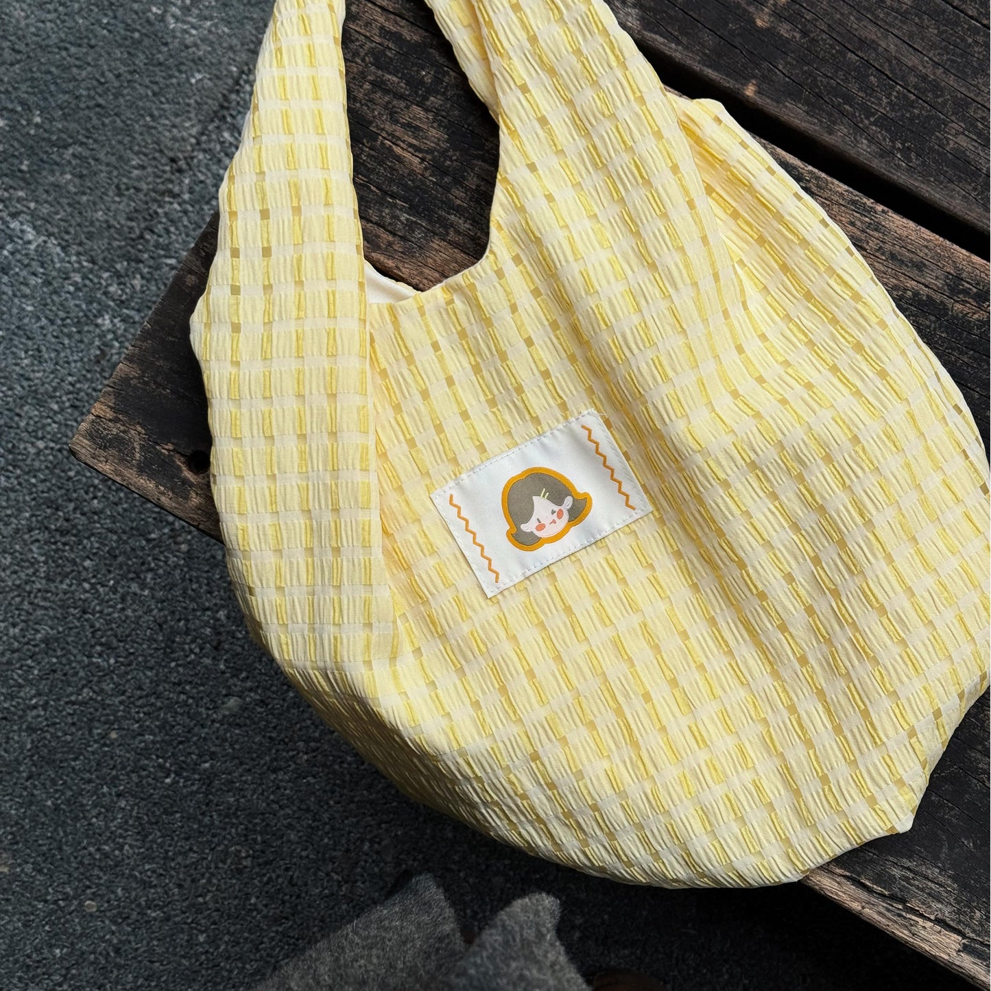 Soft pastel yellow symbolizes warmth, optimism, and creativity—traits that embody a kind, peaceful, and imaginative personality. That’s why we chose this radiant hue for the Little Hue designer canvas bag. 